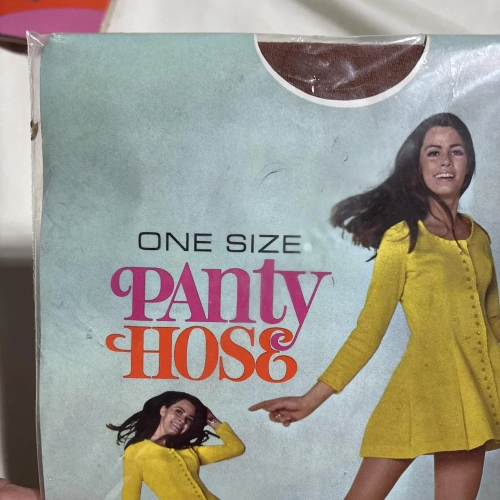 Vintage 1970s Taupe Stretch Nylon Pantyhose W/ Model One Size Cinnamon‎
